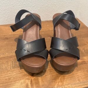 Universal Thread Black and Brown Women's Sandals